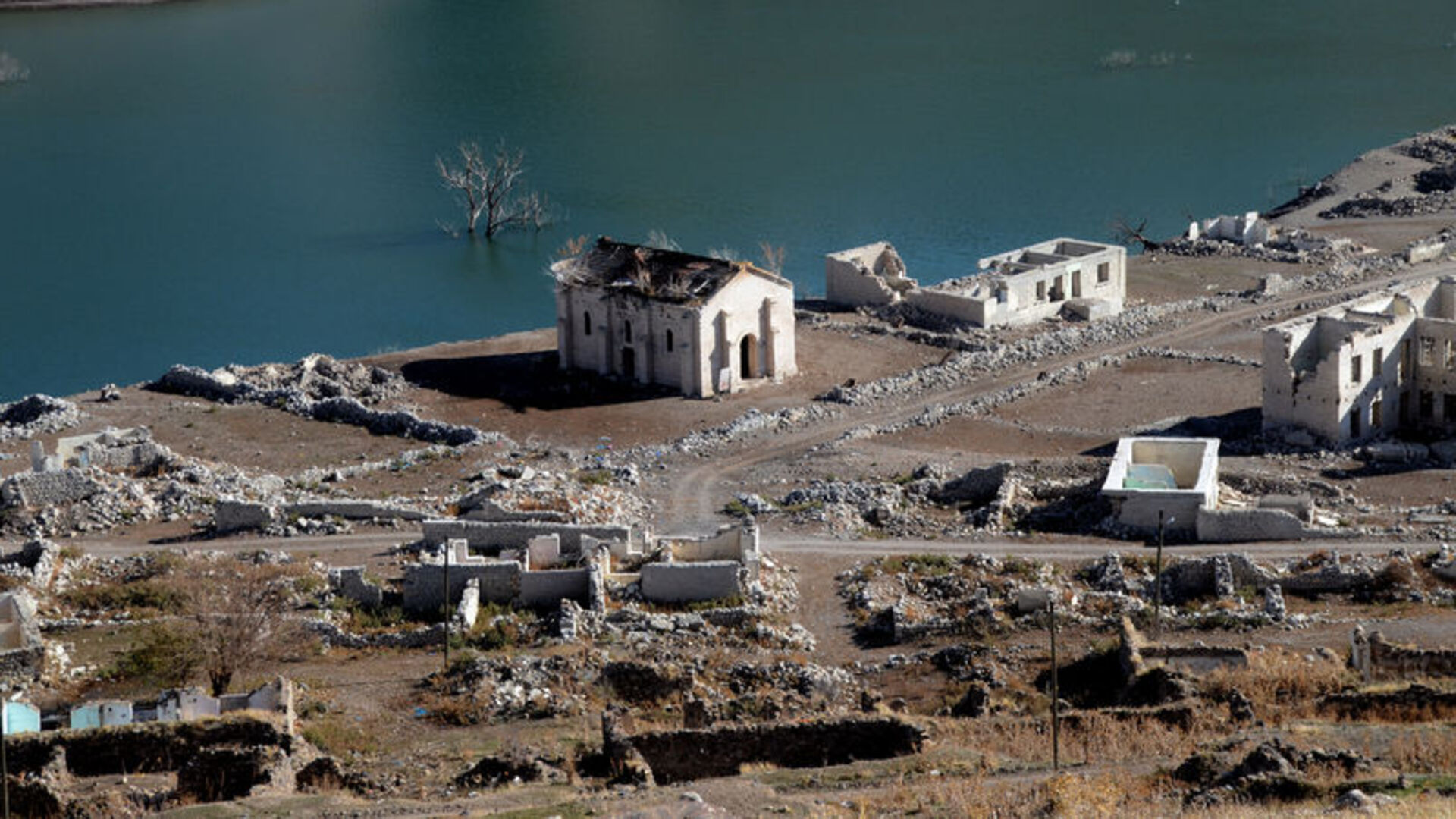 Baraj çekildi, köy gün yüzüne çıktı | Son dakika haberleri