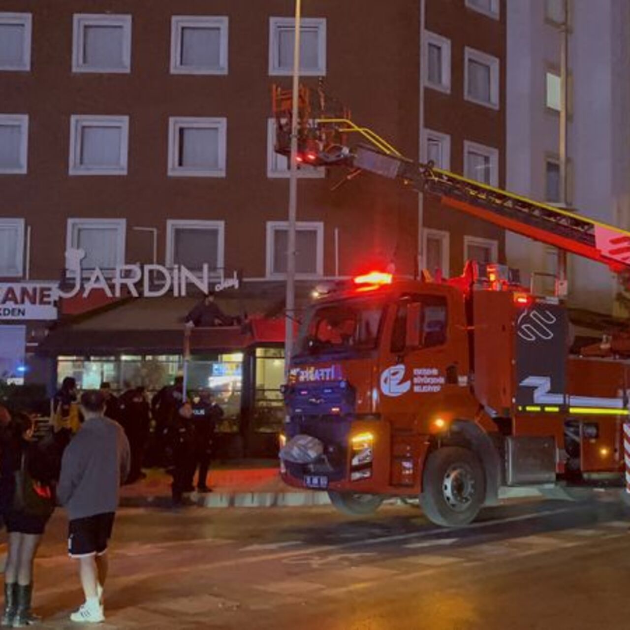 Binadan düştü, tentede mahsur kaldı