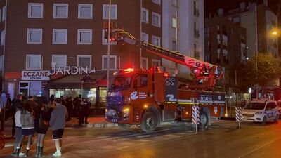 Binadan düştü, tentede mahsur kaldı