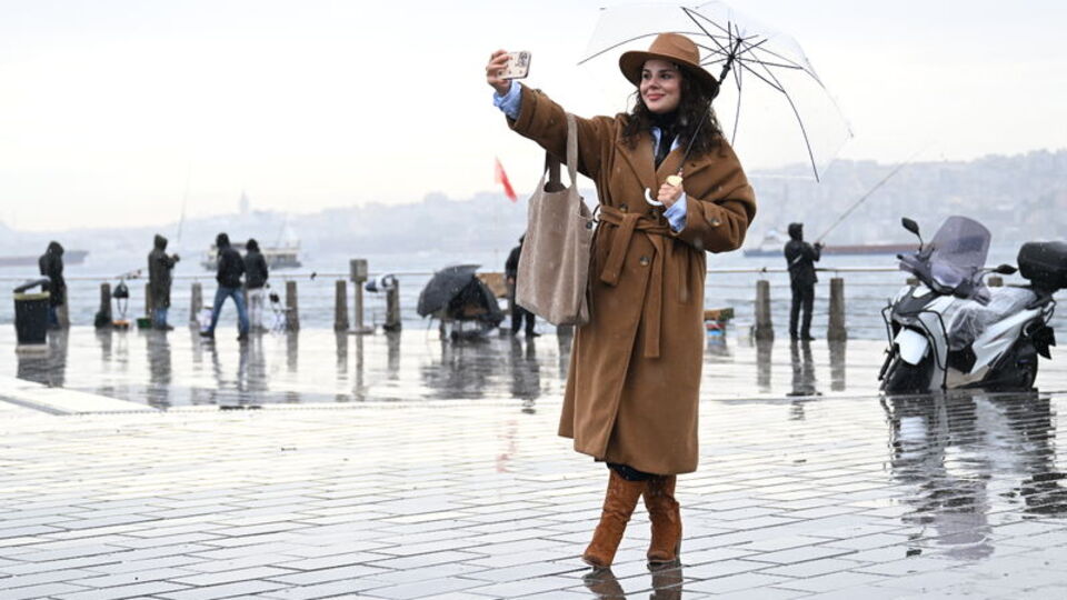 Sıcaklıklar düşüyor! İstanbul'a çok az da olsa yağmur geliyor!