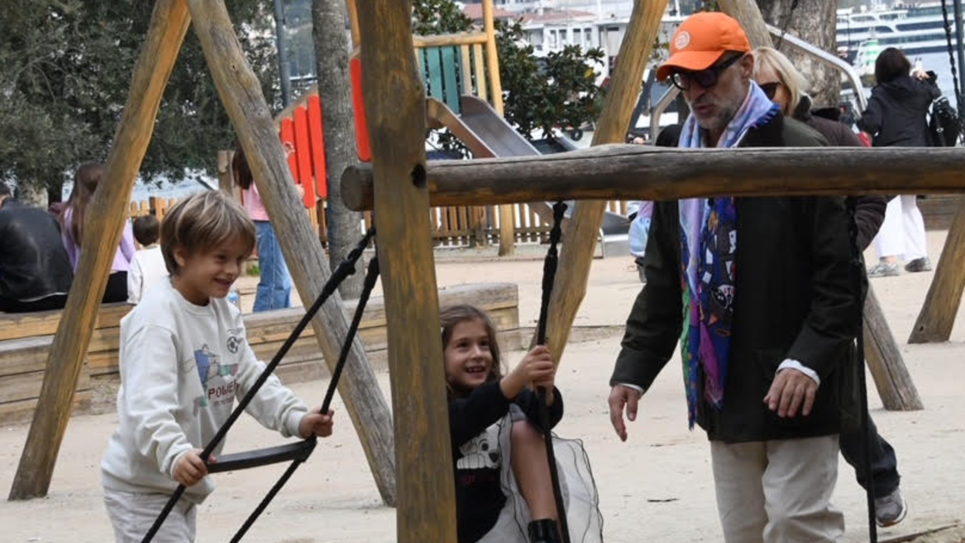 Doğa Rutkay ve Kerimcan Kamal İkizleriyle Bebek'te Görüntülendi