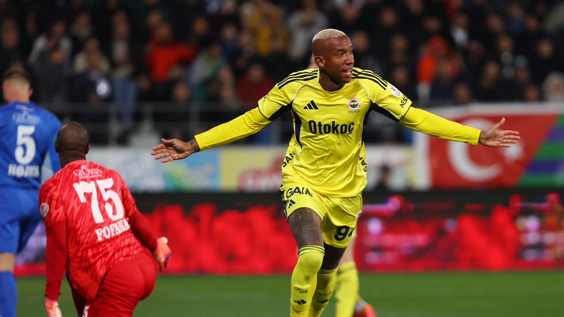 Fenerbahçe, Rizespor'u 5-2 Yenerek Galibiyet Serisini 5'e Çıkardı