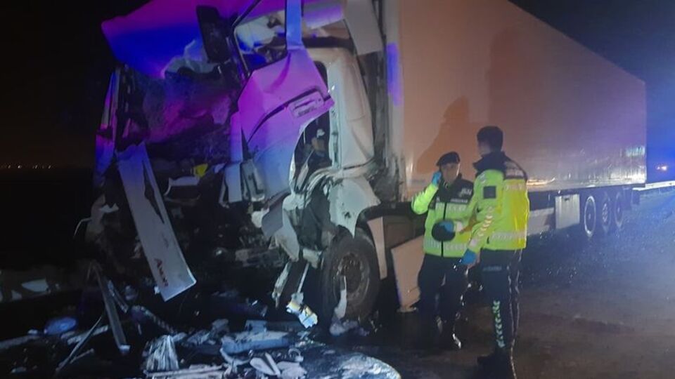 TIR, tur otobüsüne çarptı: 1'i ağır 15 yaralı