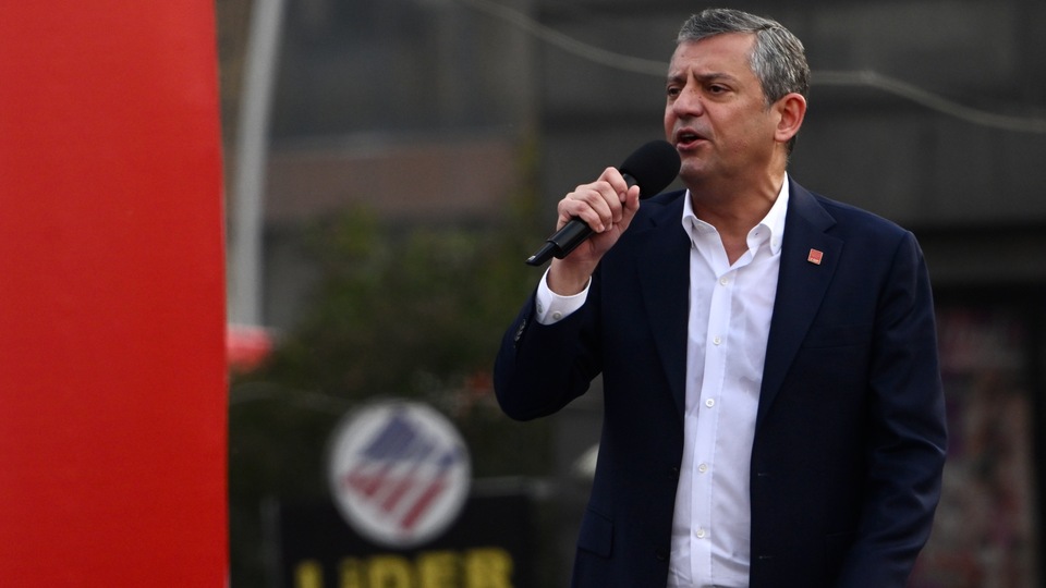 CHP'li 16 eski vekilden Özel'e deklarasyon