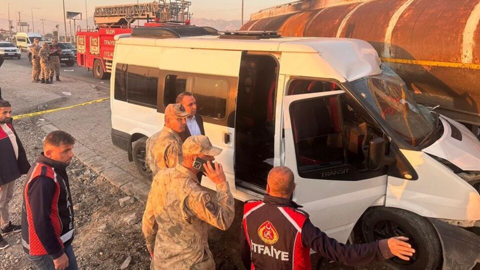 Öğrenci servisi, tankerle çarpıştı: 14 yaralı