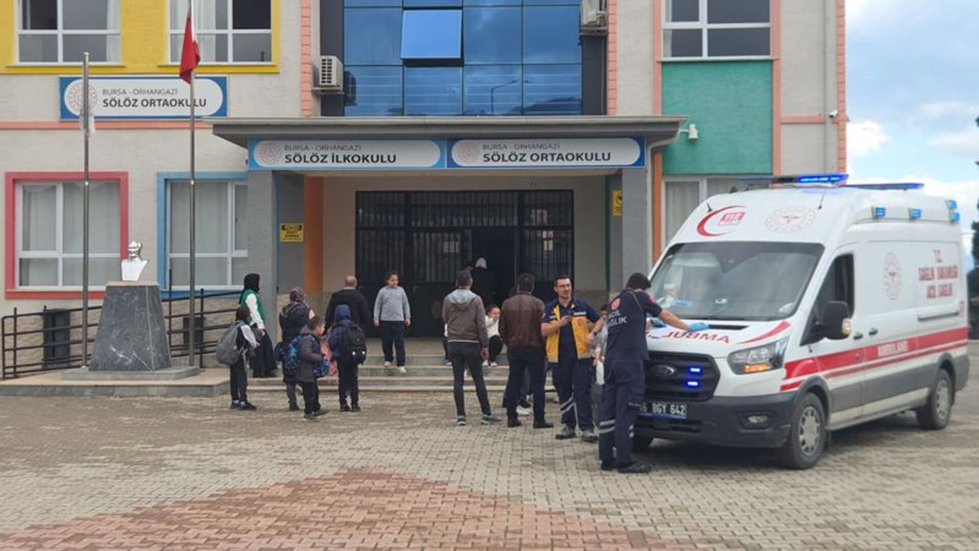 Bursa'da 23 Öğrenci Yemekten Zehirlendi: Şnitzel ve Makarna Şüphelisi