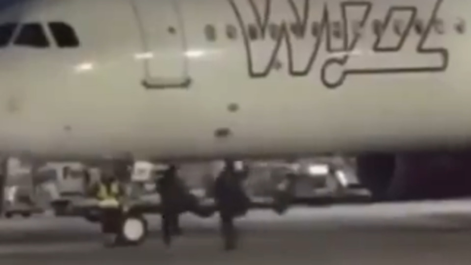 Uçağı el sallayarak durdurmaya çalıştılar!