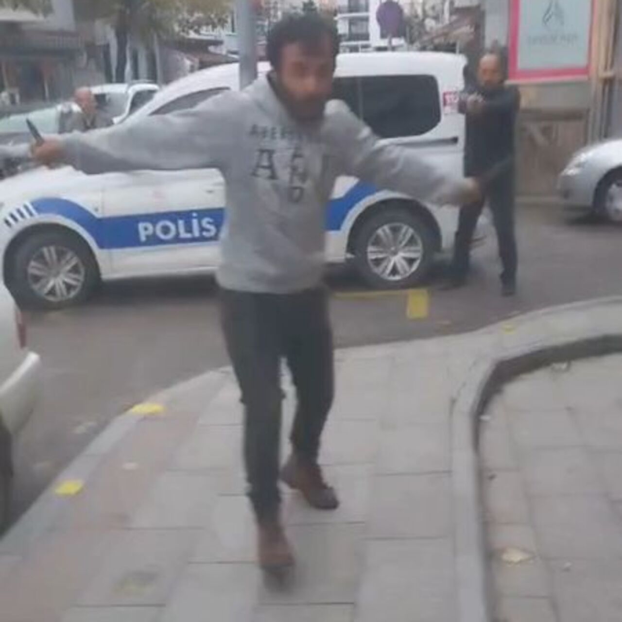 Polise bıçakla direnince etkisiz hale getirildi