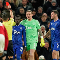 Takım arkadaşına tokat attı, kırmızı kart gördü!