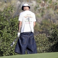 Açık alanda tuvaletini yaptı