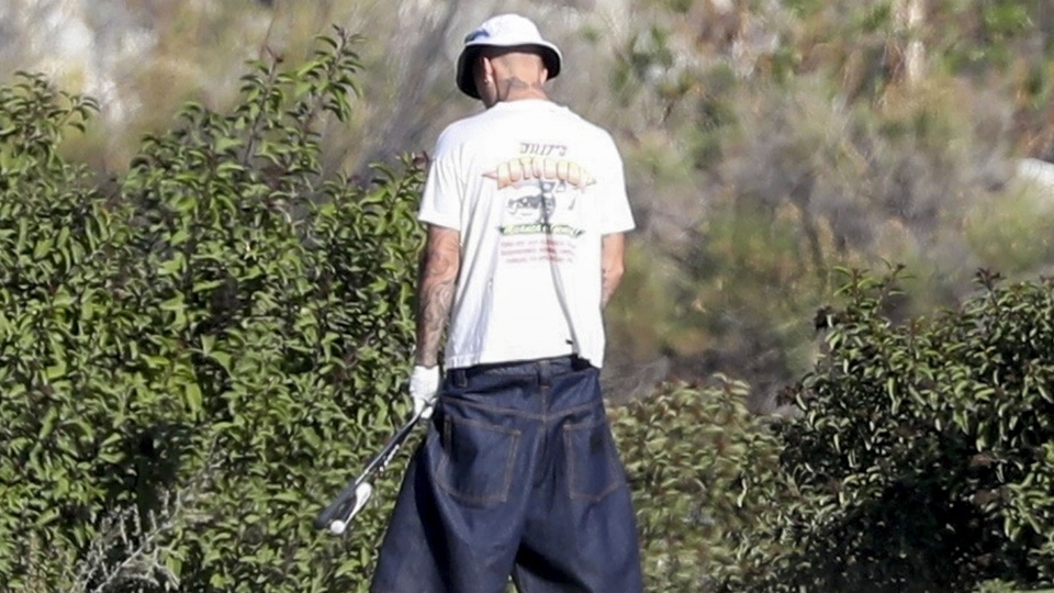 Açık alanda tuvaletini yaptı