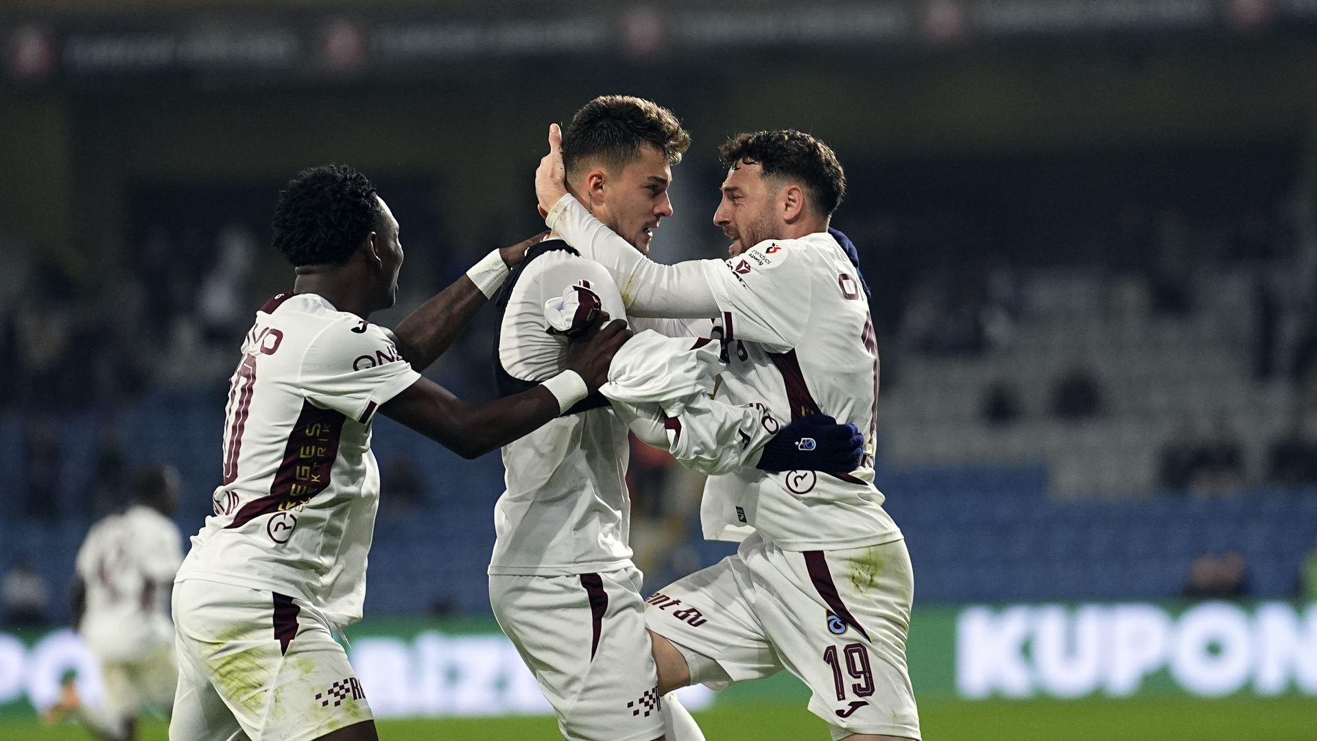 Trabzonspor Başakşehir'i 4-3 Mağlup Etti: Geri Dönüşün Adı!