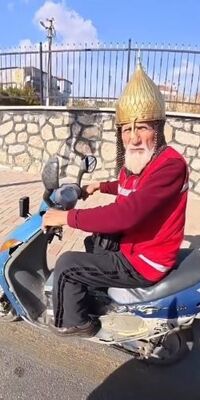 Miğfer takan adam görenleri şaşırttı!