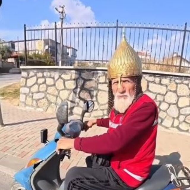 Miğfer takan adam görenleri şaşırttı!