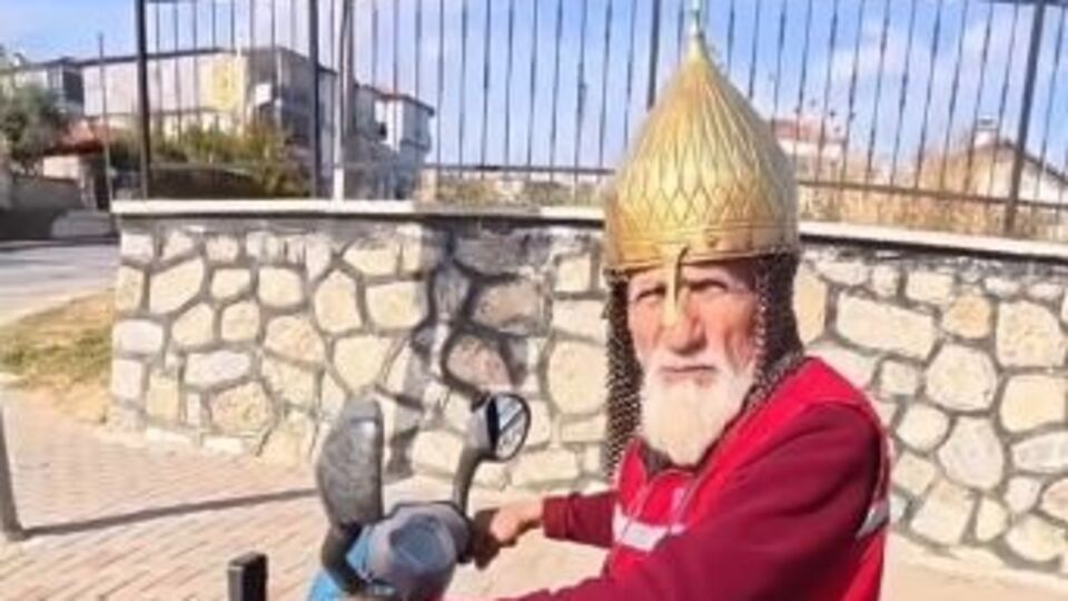 Miğfer takan adam görenleri şaşırttı!