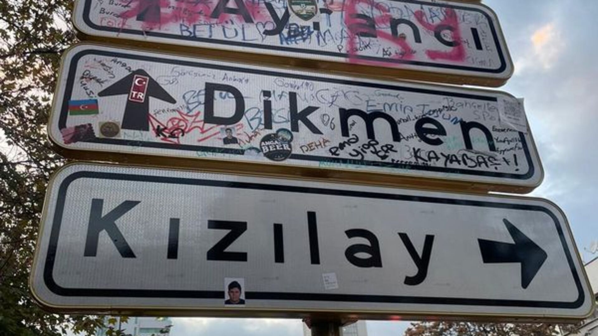 Kızılay Tabelası 4. Kez Yenilendi: Gençlerin Sosyal Medya Akımı