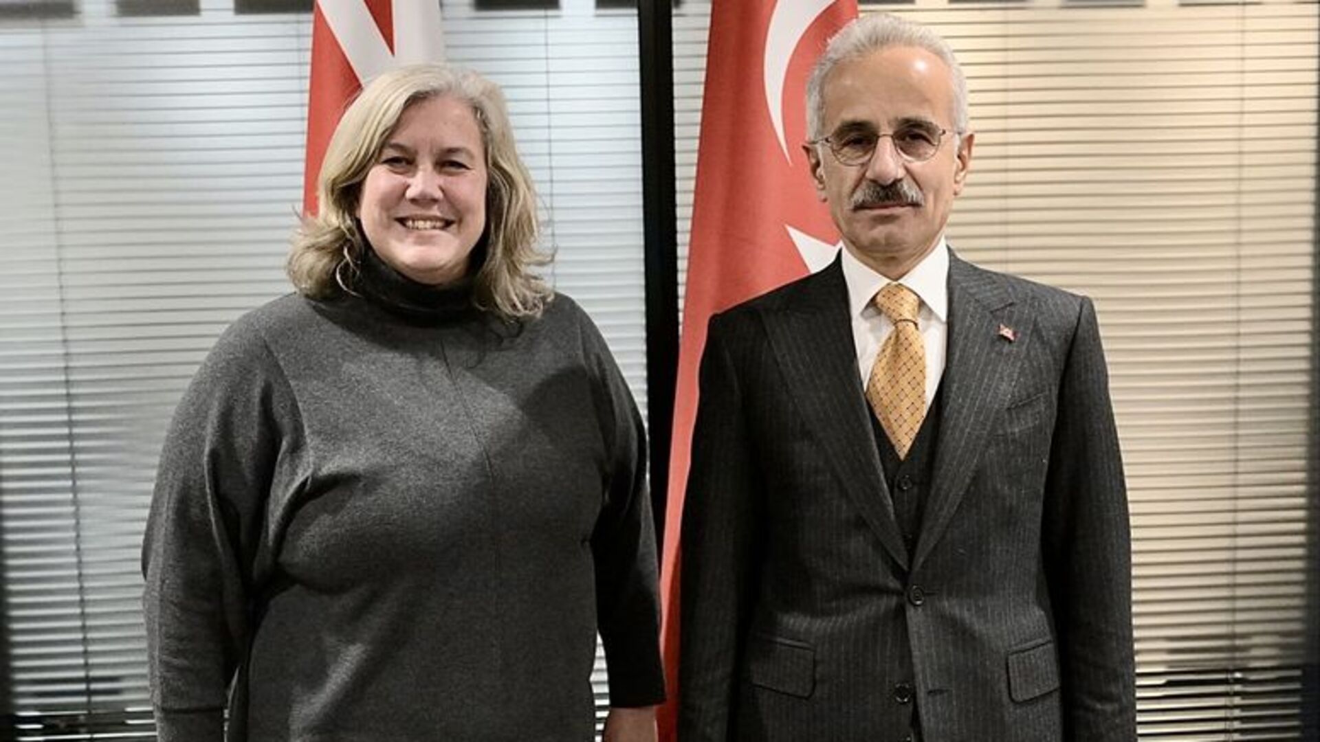 Bakan Uraloğlu, Londra'da İngiltere Ulaştırma Bakanı ile Görüştü