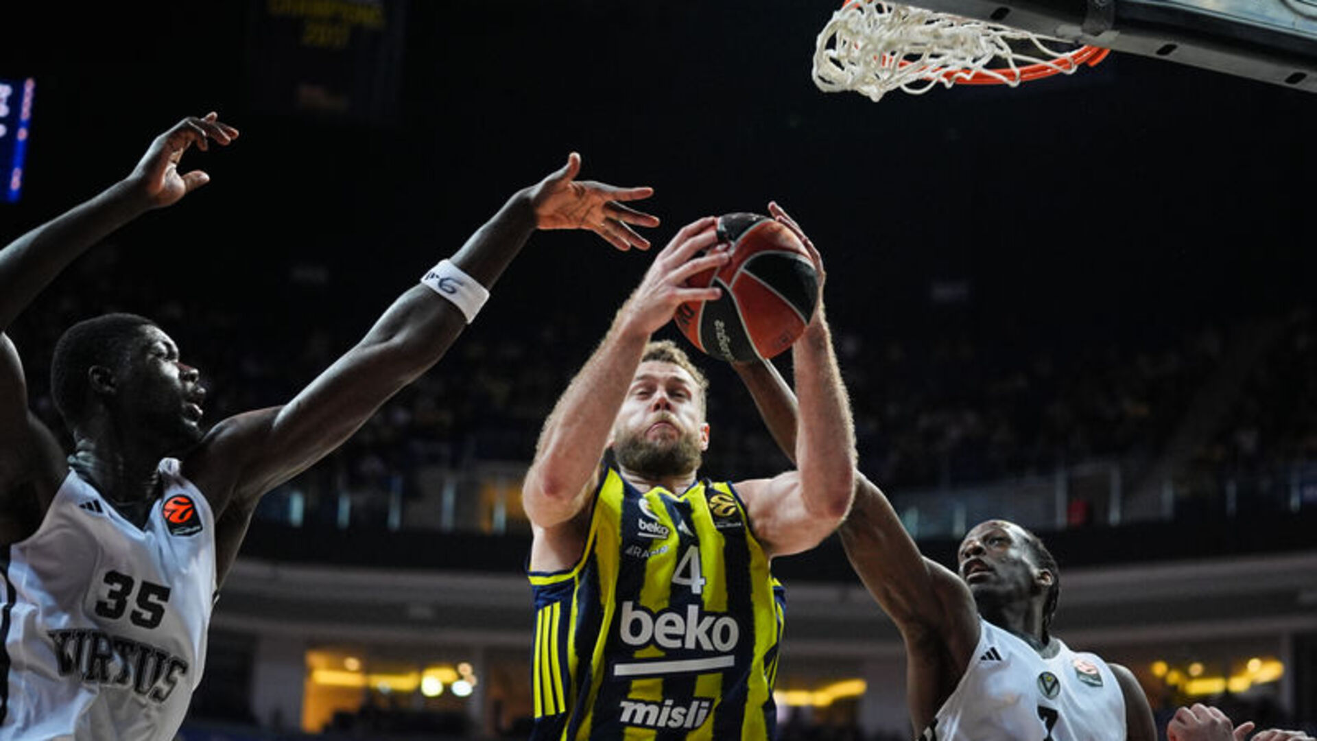 Fenerbahçe Beko, Virtus Bologna'yı 66-64 mağlup etti!