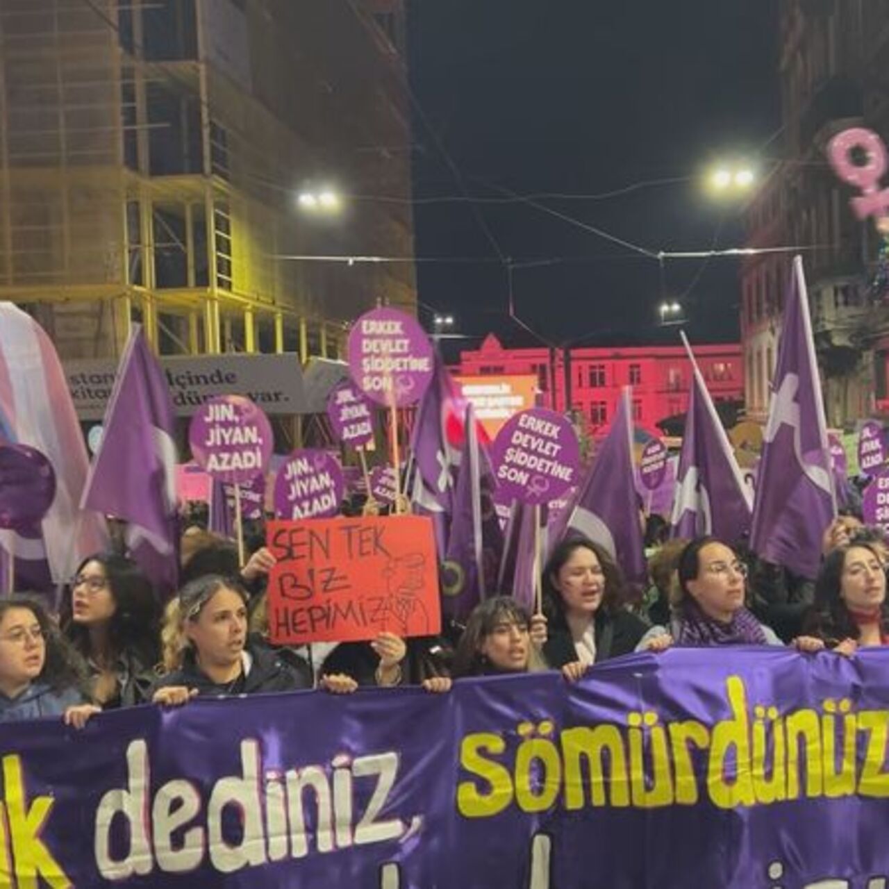 Taksim'de kadına şiddete karşı yürüyüş