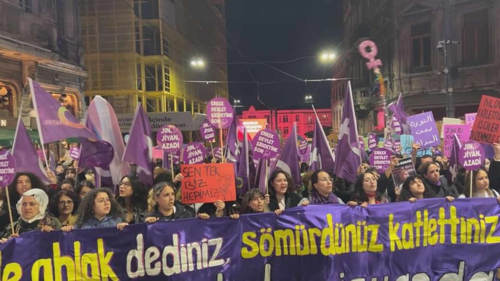 Taksim'de Kadına Şiddetle Mücadele İçin Yüzlerce Kadın Yürüdü