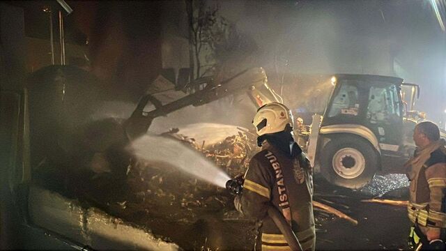 Kağıt ve plastik hurda deposunda yangın çıktı