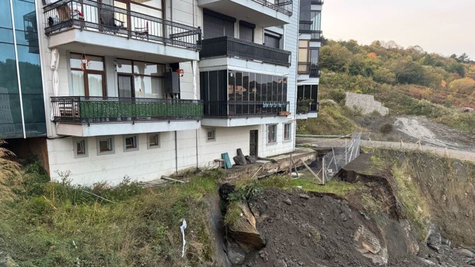 Korkutan heyelan! 70 kişi tahliye oldu