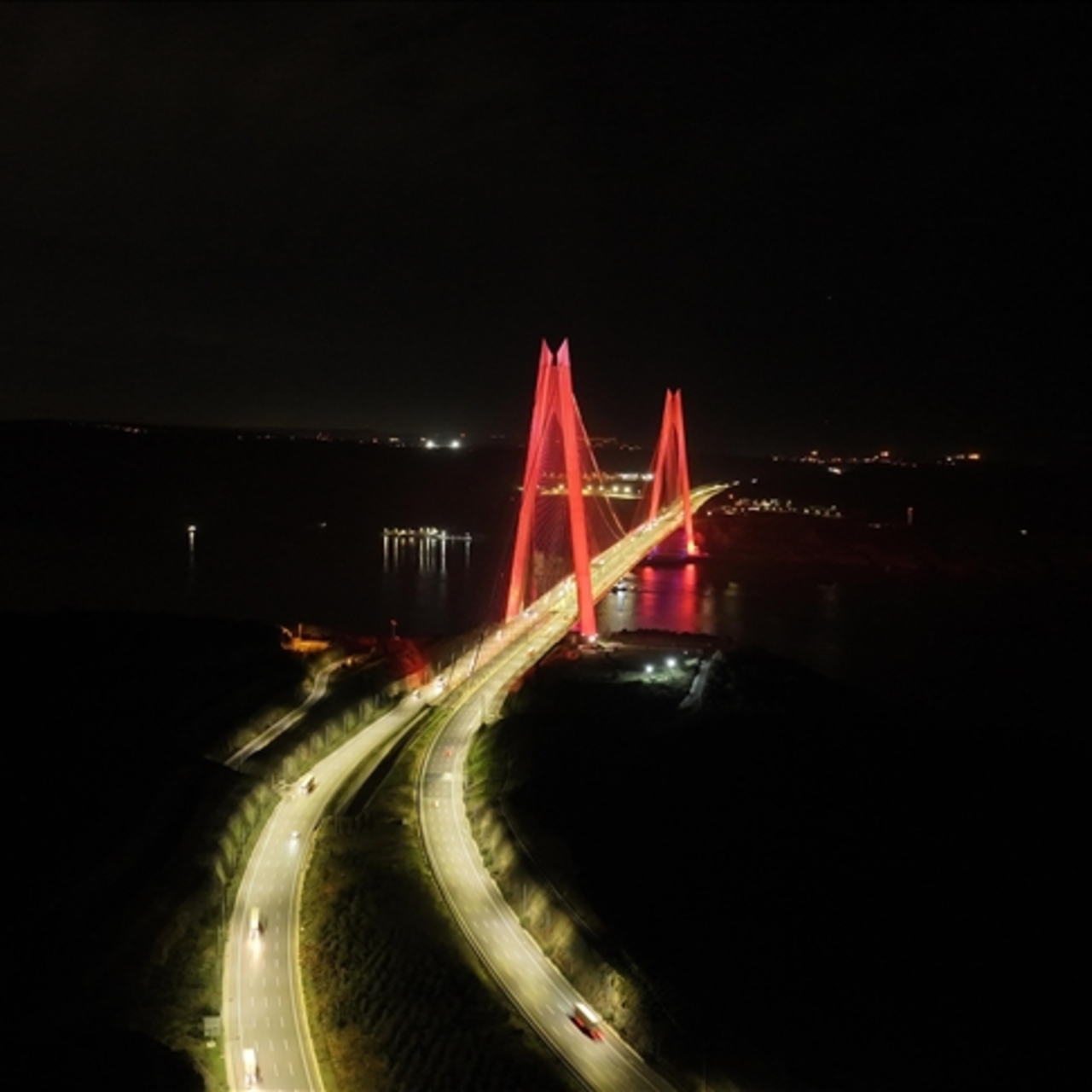 Yavuz Sultan Selim Köprüsü radyasyon onkologları için turuncu renkle aydınlatıldı