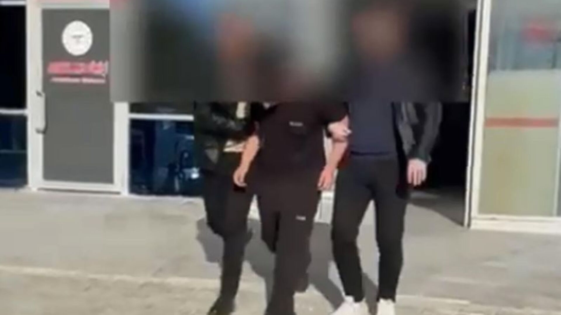 PROVOKASYON! Kur'an'ı Kerim ve Türk bayrağını yakmaya kalktı | SON DAKİKA HABERİ | Son dakika haberleri