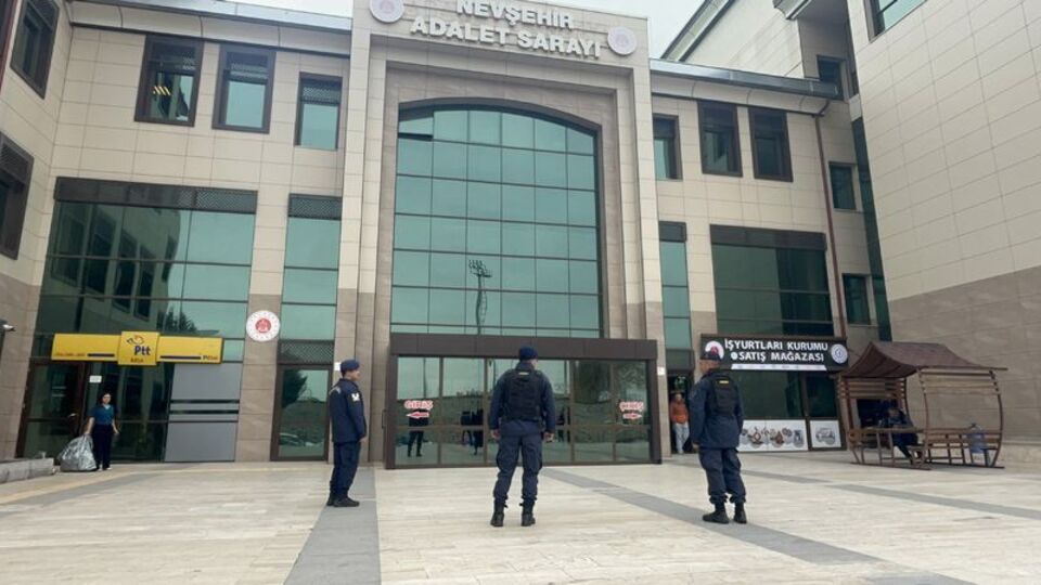 Tüfekle adliye çevresinde bekledi