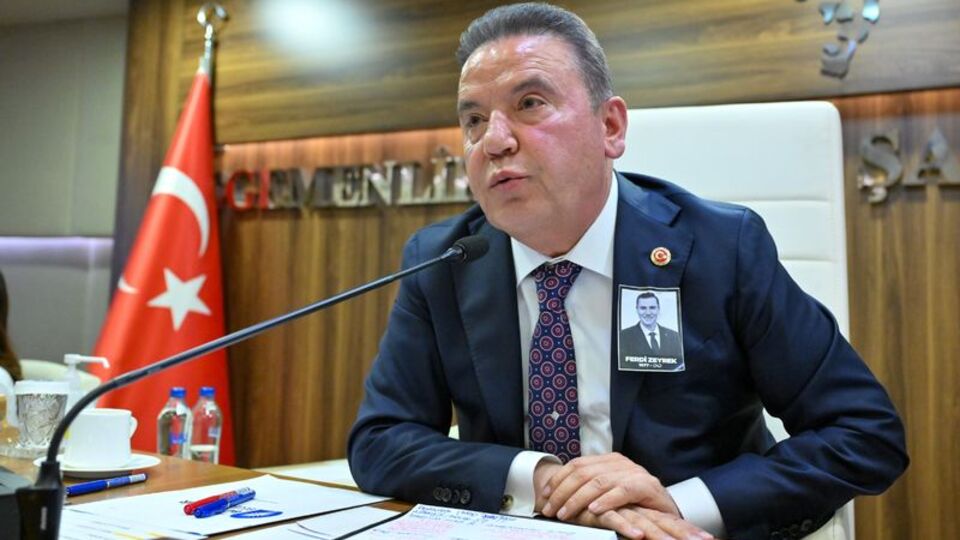 Muhittin Böcek acil hastaneye kaldırıldı