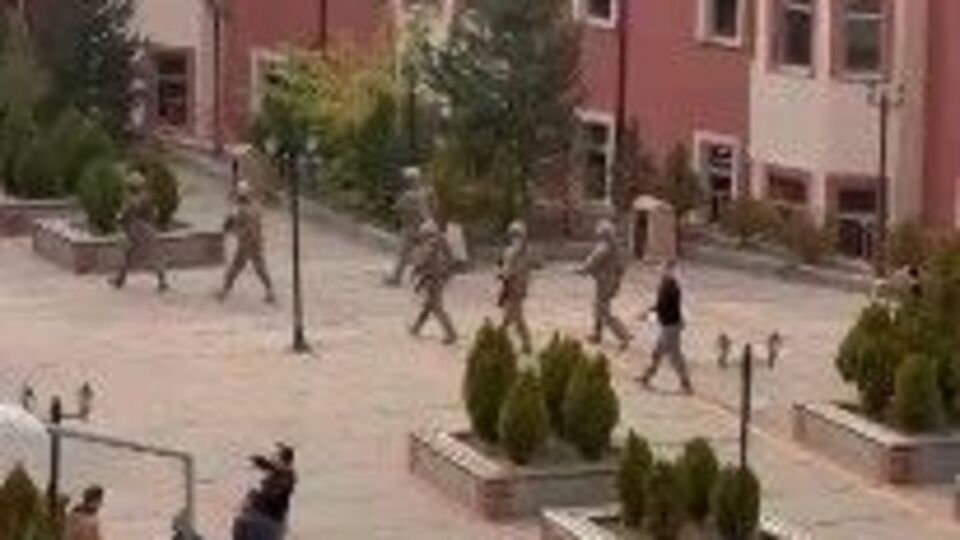 Üniversite'de rehine krizi!