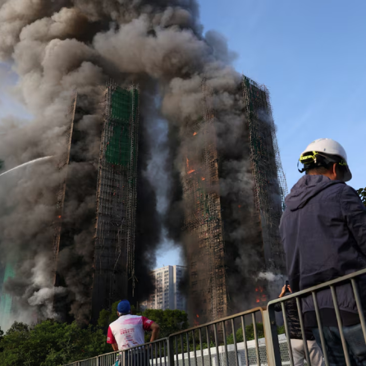 Hong Kong'da yangın faciası: 2 bin daireli site yanıyor