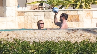 Yeni sevgiliyle havuz keyfi