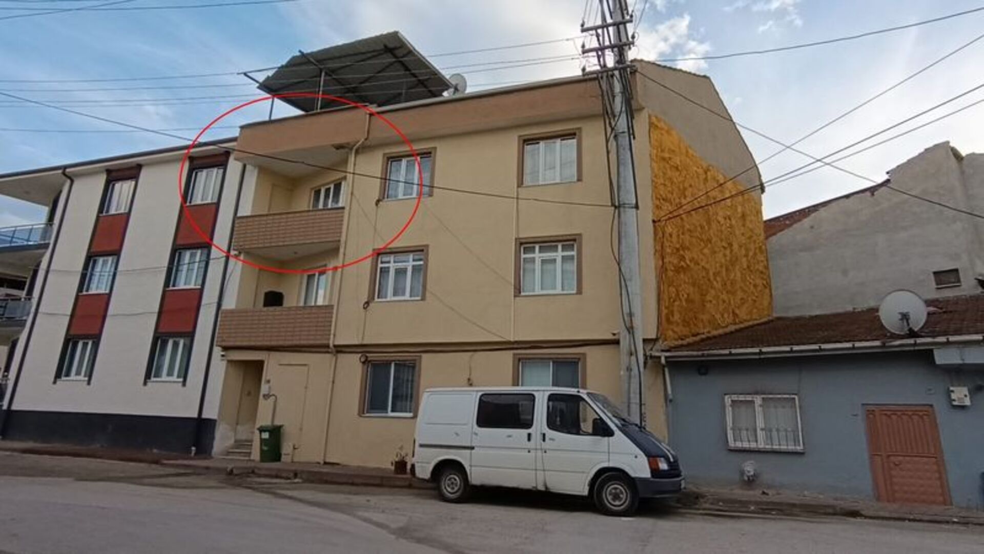 Bursa'da Balkondan Düşen 2 Yaşındaki Veysel Ağır Yaralandı