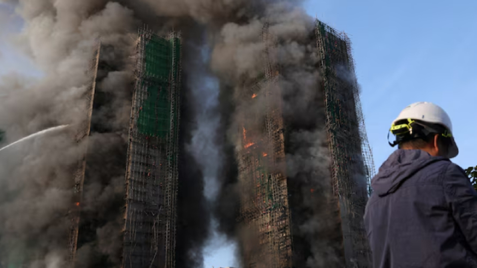 Hong Kong'da facia: 2 bin daireli sitede yangın!