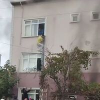 İşçilerin kaldığı binaya kundaklama! Çarşaflarla kurtuldular