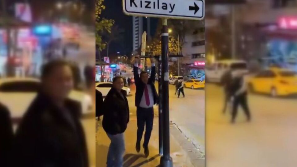 Mustafa Sarıgül, Kızılay tabelasına asıldı