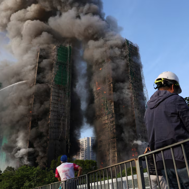 Hong Kong'da facia: 2 bin daireli sitede yangın!