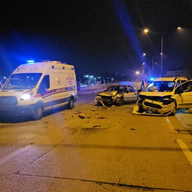 Erzincan'da iki araç çarpıştı: 4 yaralı