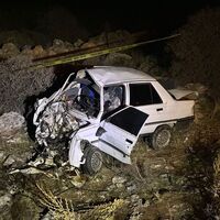 Devrilen otomobil sürücü ve hamile eşini hayattan kopardı