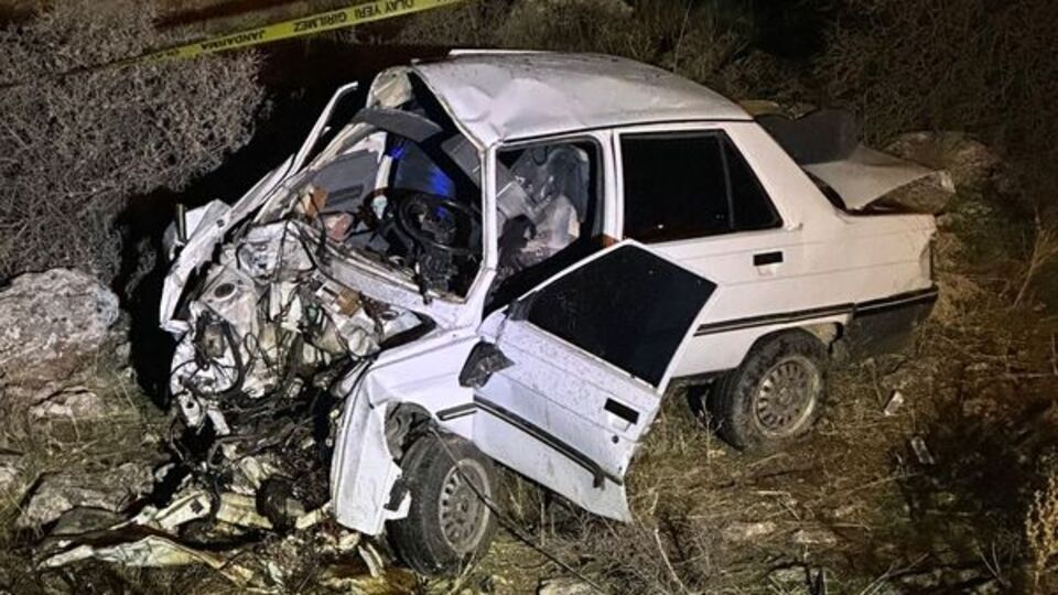 Devrilen otomobil sürücü ve hamile eşini hayattan kopardı