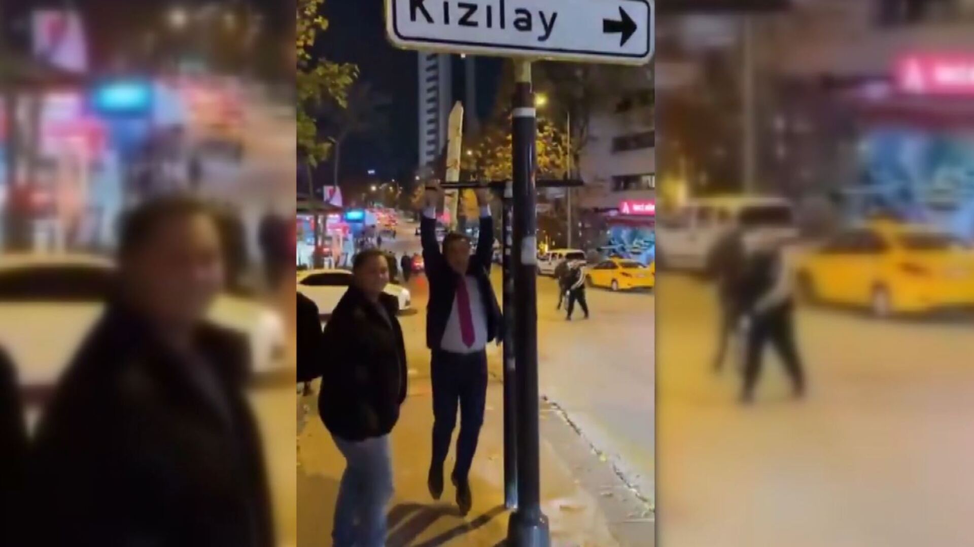 Mustafa Sarıgül Gençlerin Kızılay Akımına Katıldı: 'Erzincan Tabelasına Bekliyorum'