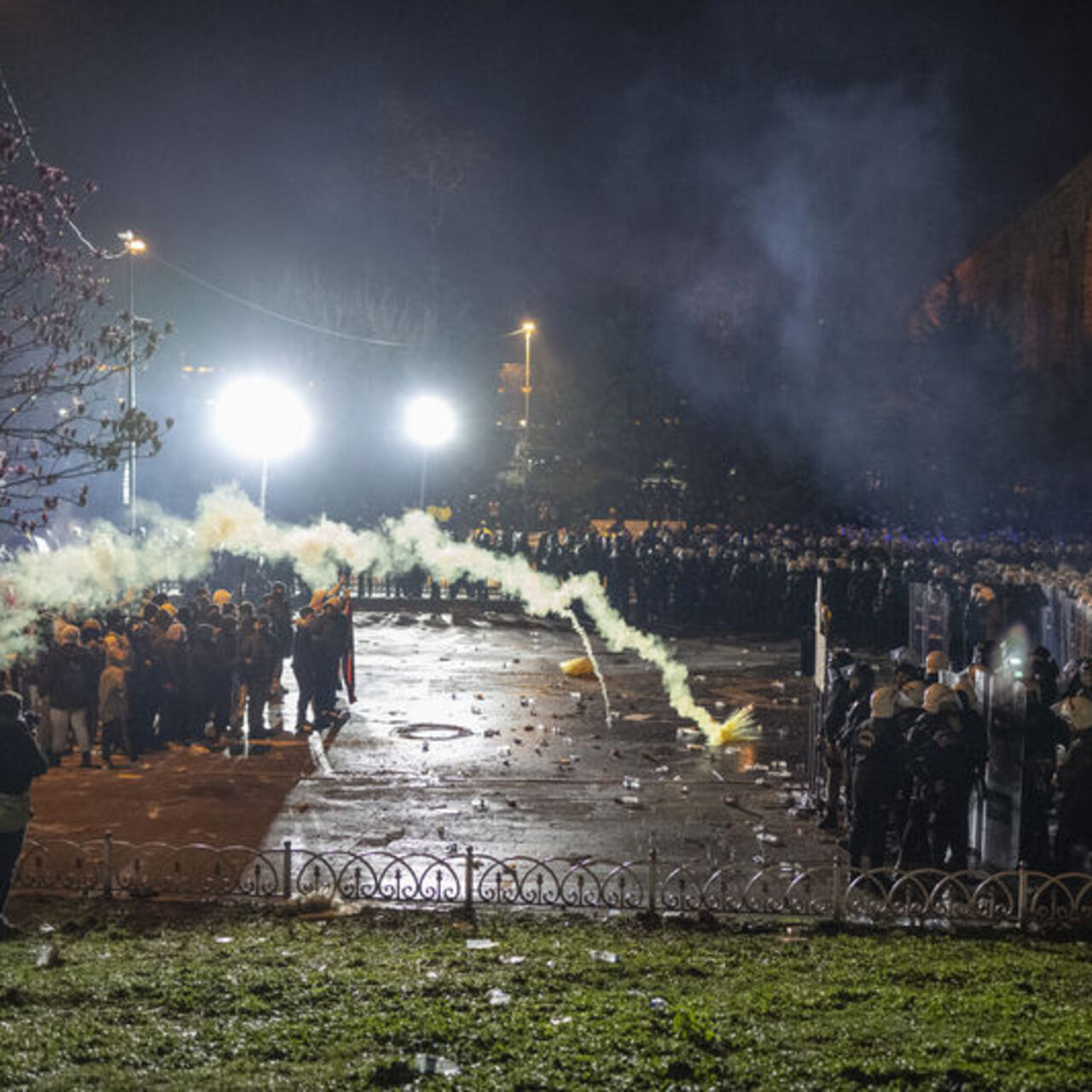 12 gazeteci beraat etti