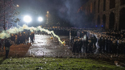 12 gazeteci beraat etti