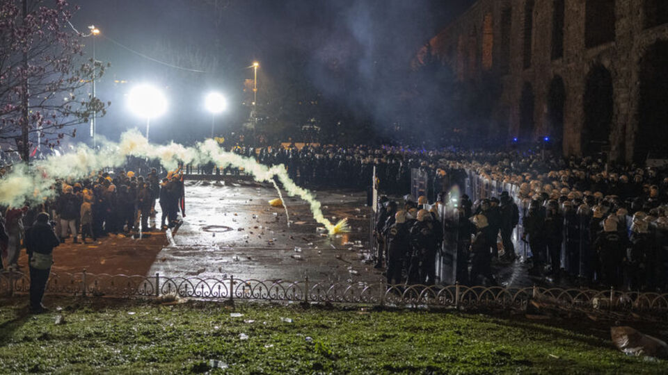 12 gazeteci beraat etti