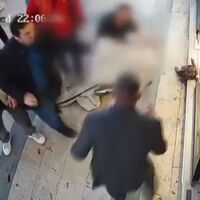 Boşanma aşamasında... Engellemeye çalıştılar... Görenlerin kanı dondu!