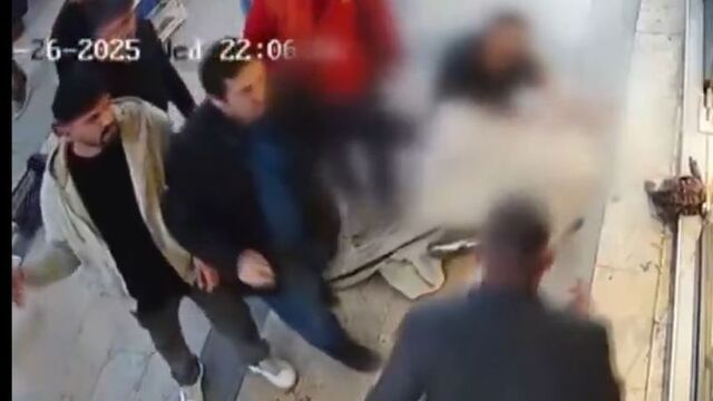 Boşanma aşamasında... Engellemeye çalıştılar... Görenlerin kanı dondu!