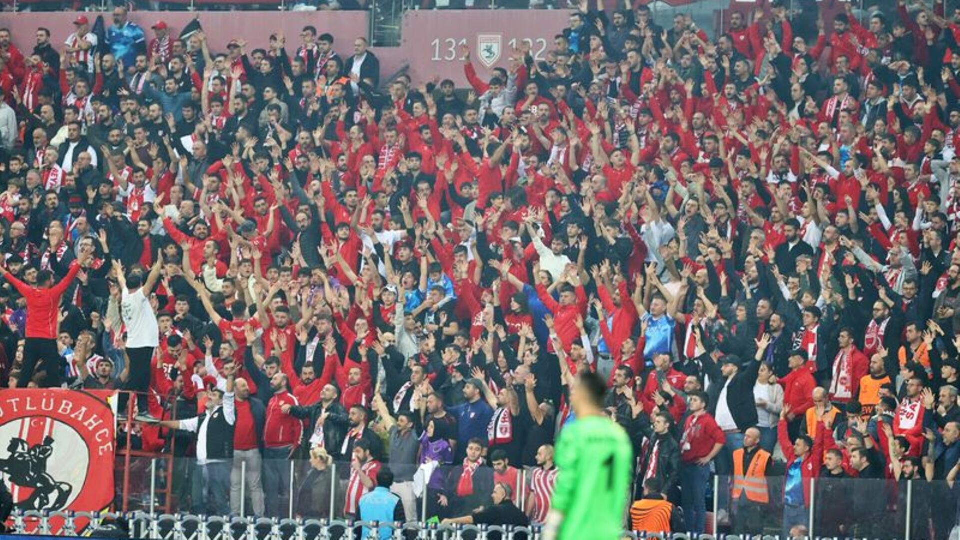 Samsunspor Taraftarları İzlanda'da Dev Bayrak Açtı!