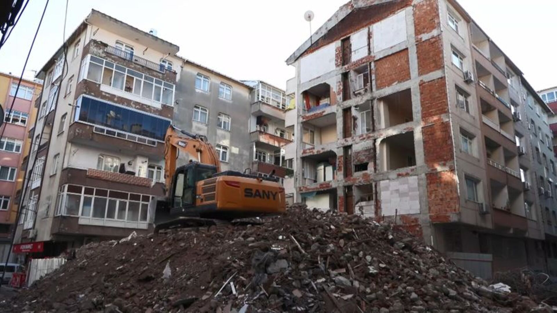 Bahçelievler'de yıkımı yapılan binaya bitişik apartmanın duvarının olmadığı anlaşıldı