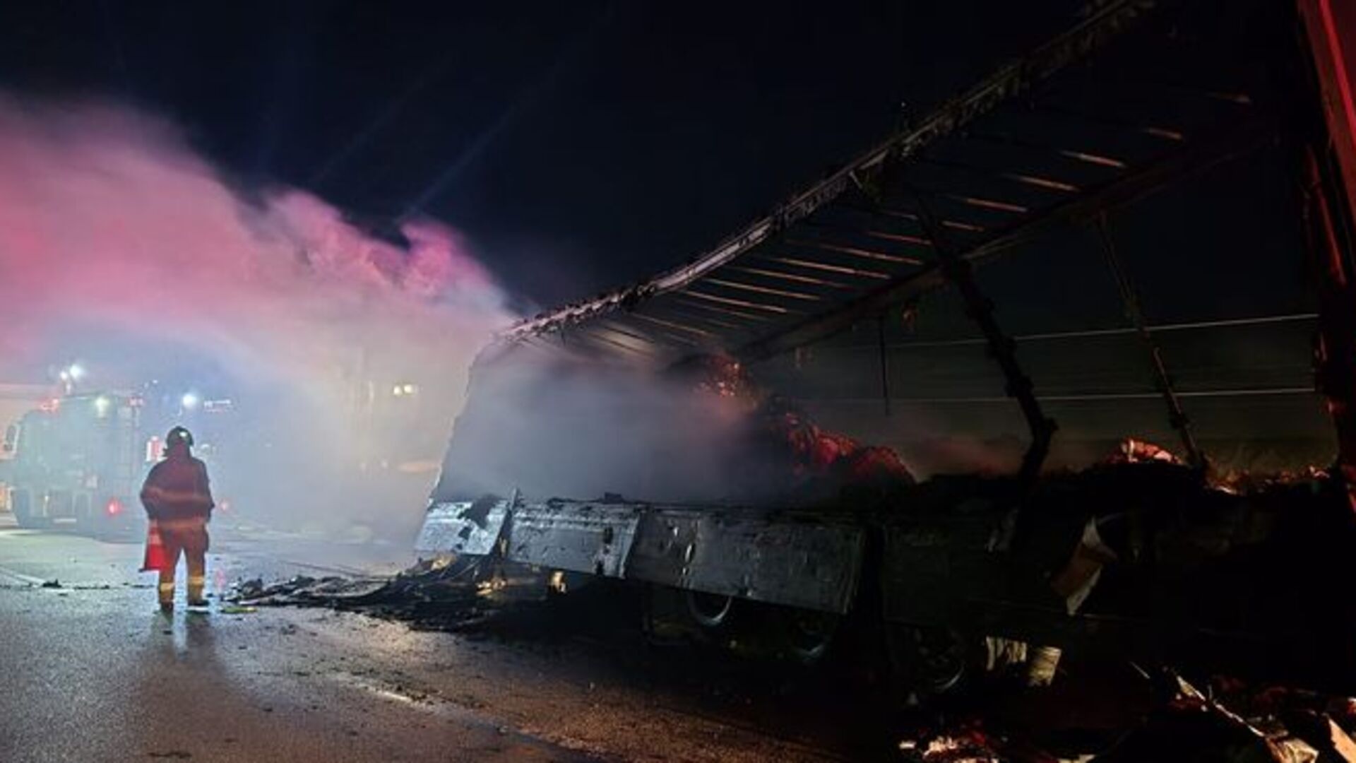 Balıkesir'de Seyir Halindeki Karton Yüklü TIR Alev Alev Yandı